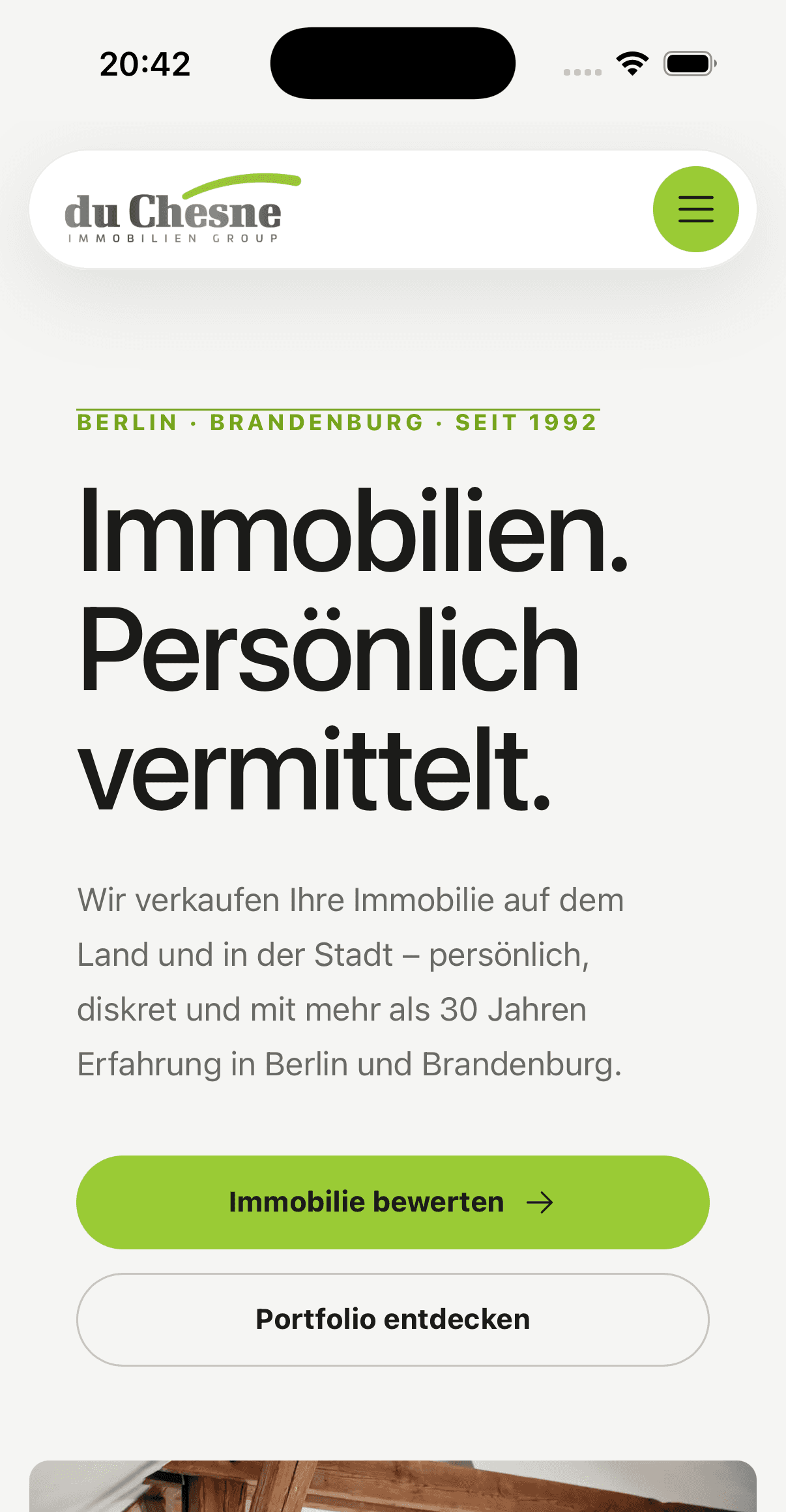Startseite von du Chesne Immobilien auf Desktop und Smartphone – große Smartphoneansicht
