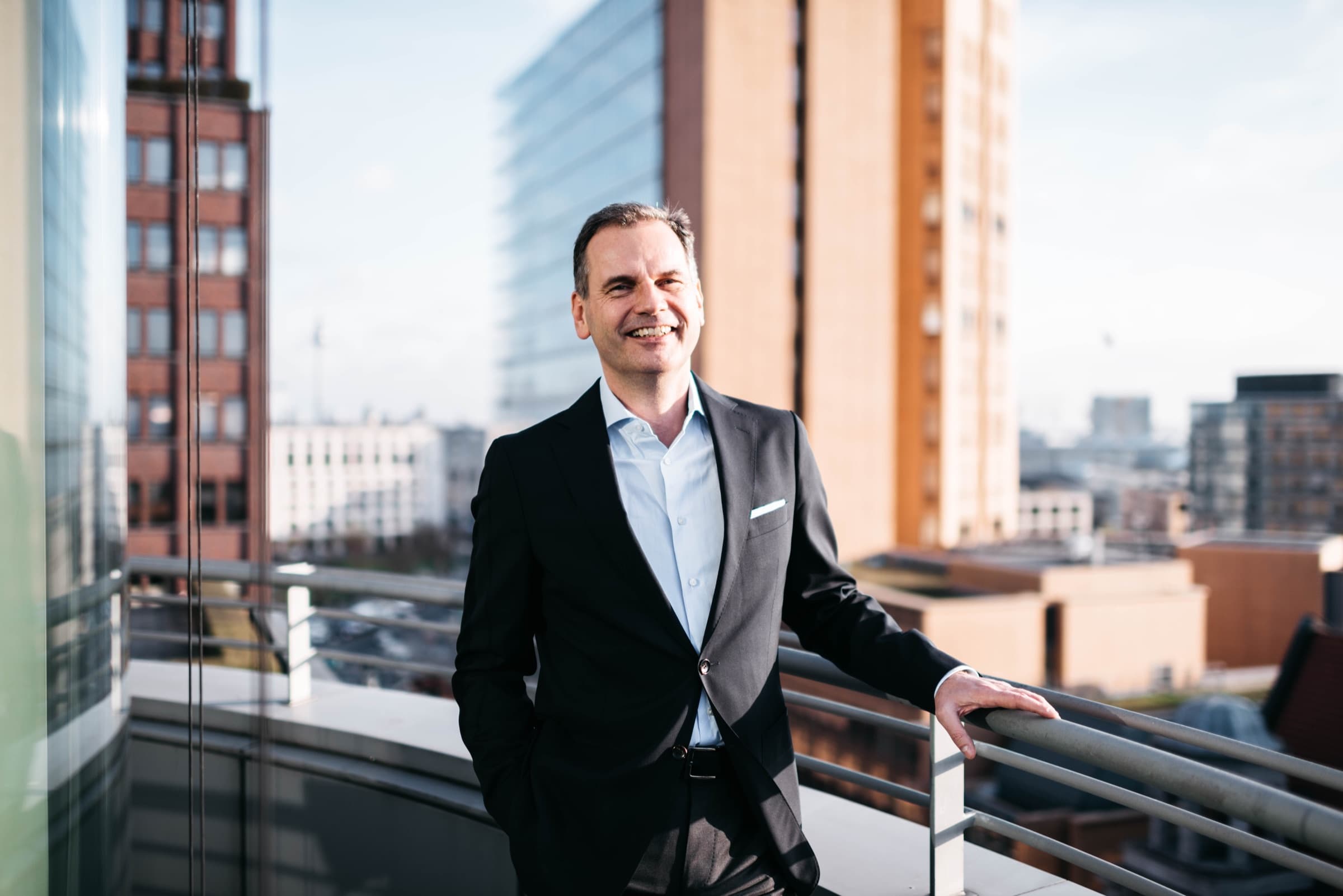 Businessporträt von Christian Andresen auf einer Terrasse in Berlin
