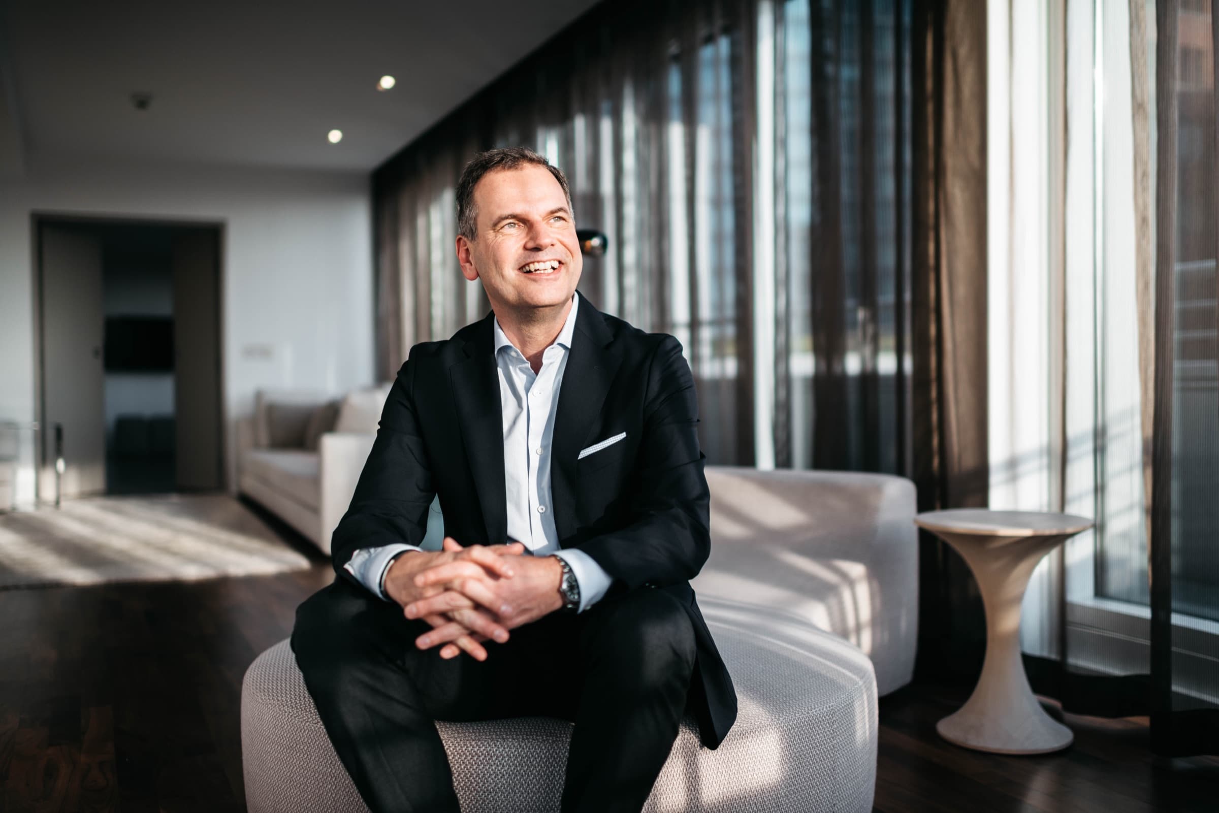 Christian Andresen sitzend im Interieur des The Mandala Hotel