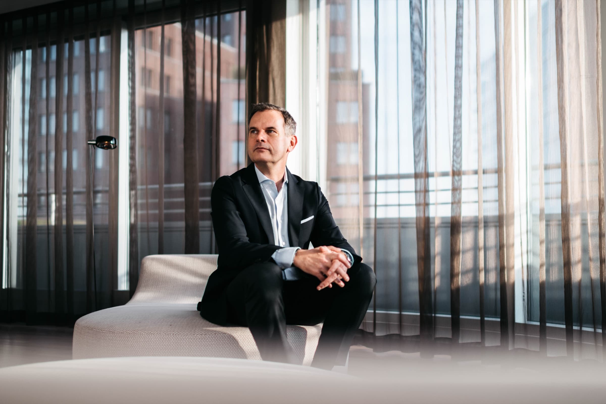 Ruhiges Businessporträt von Christian Andresen am Fenster