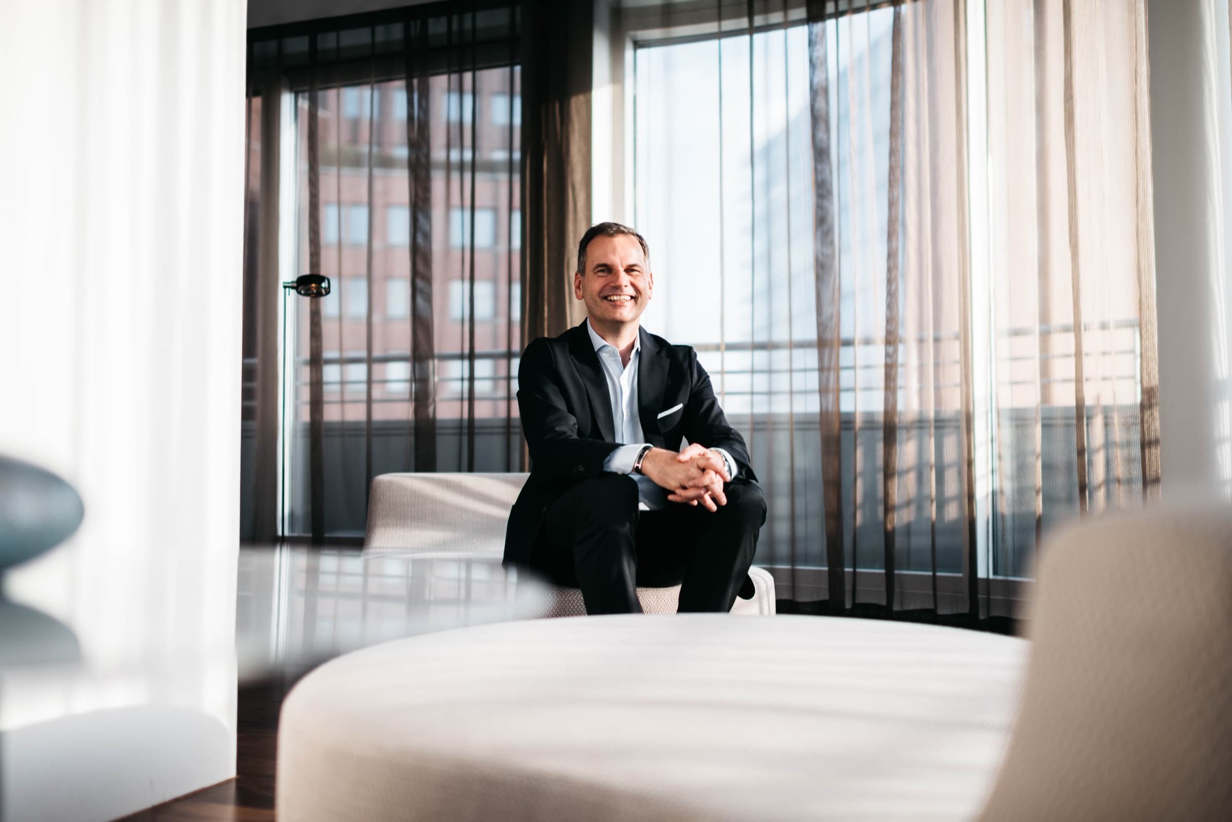 Christian Andresen in einer lichtdurchfluteten Hotelsuite