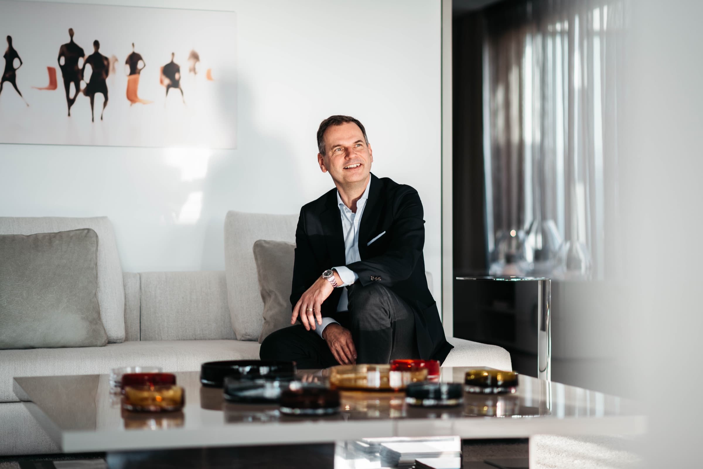 Christian Andresen in einer Suite des The Mandala Hotel