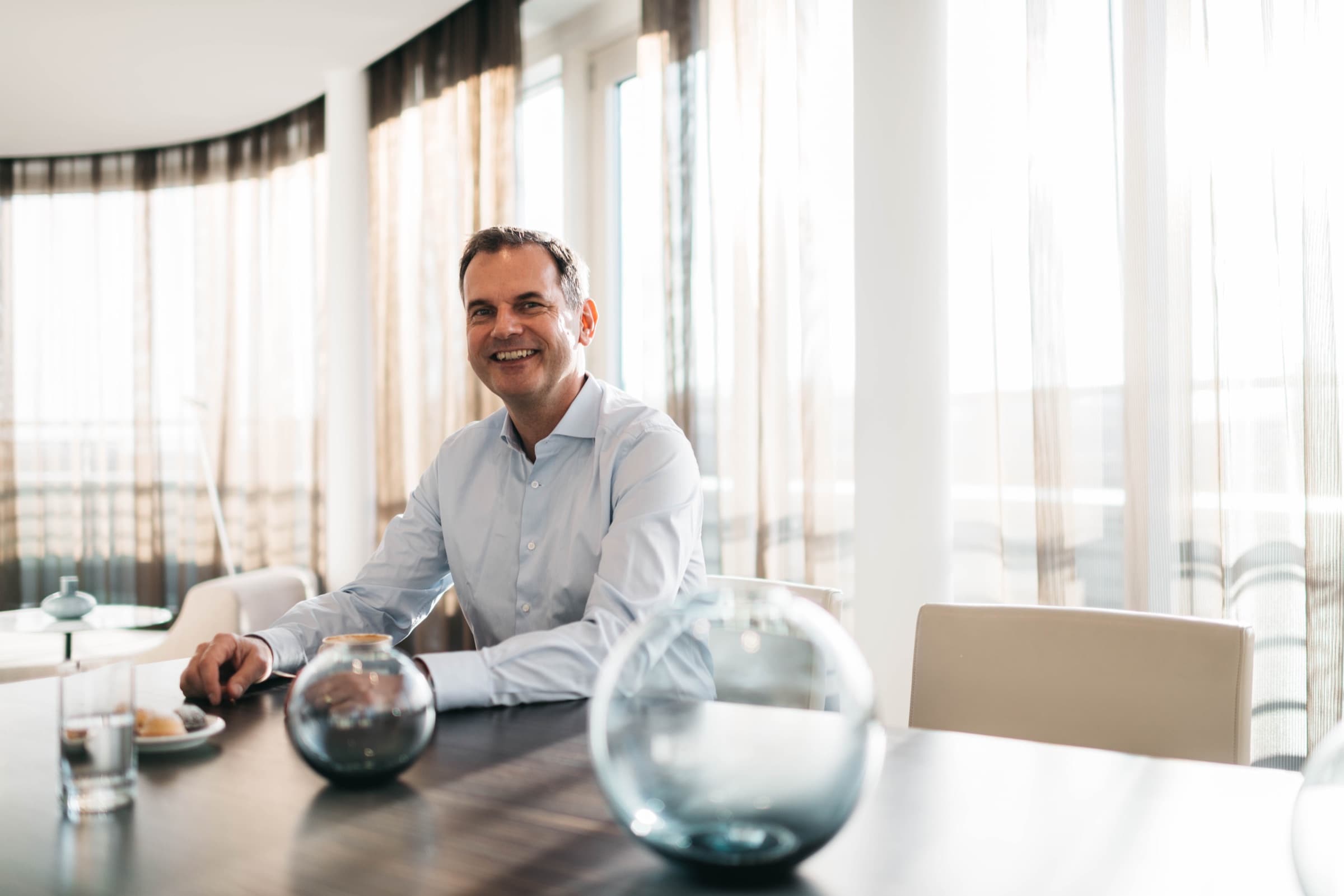 Persönliches Porträt von Christian Andresen am Tisch