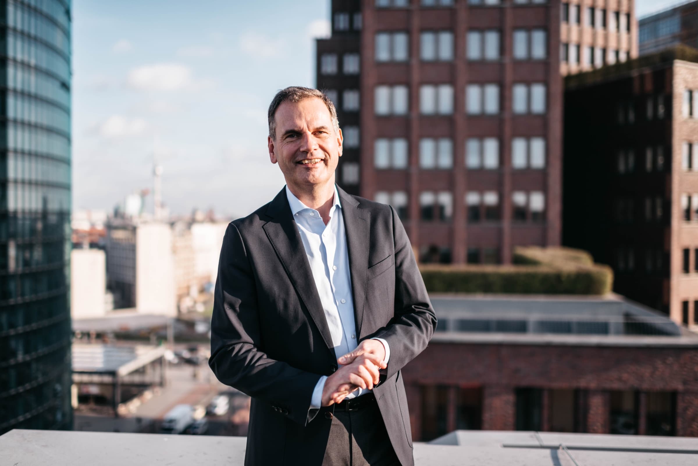Christian Andresen vor der Berliner Skyline