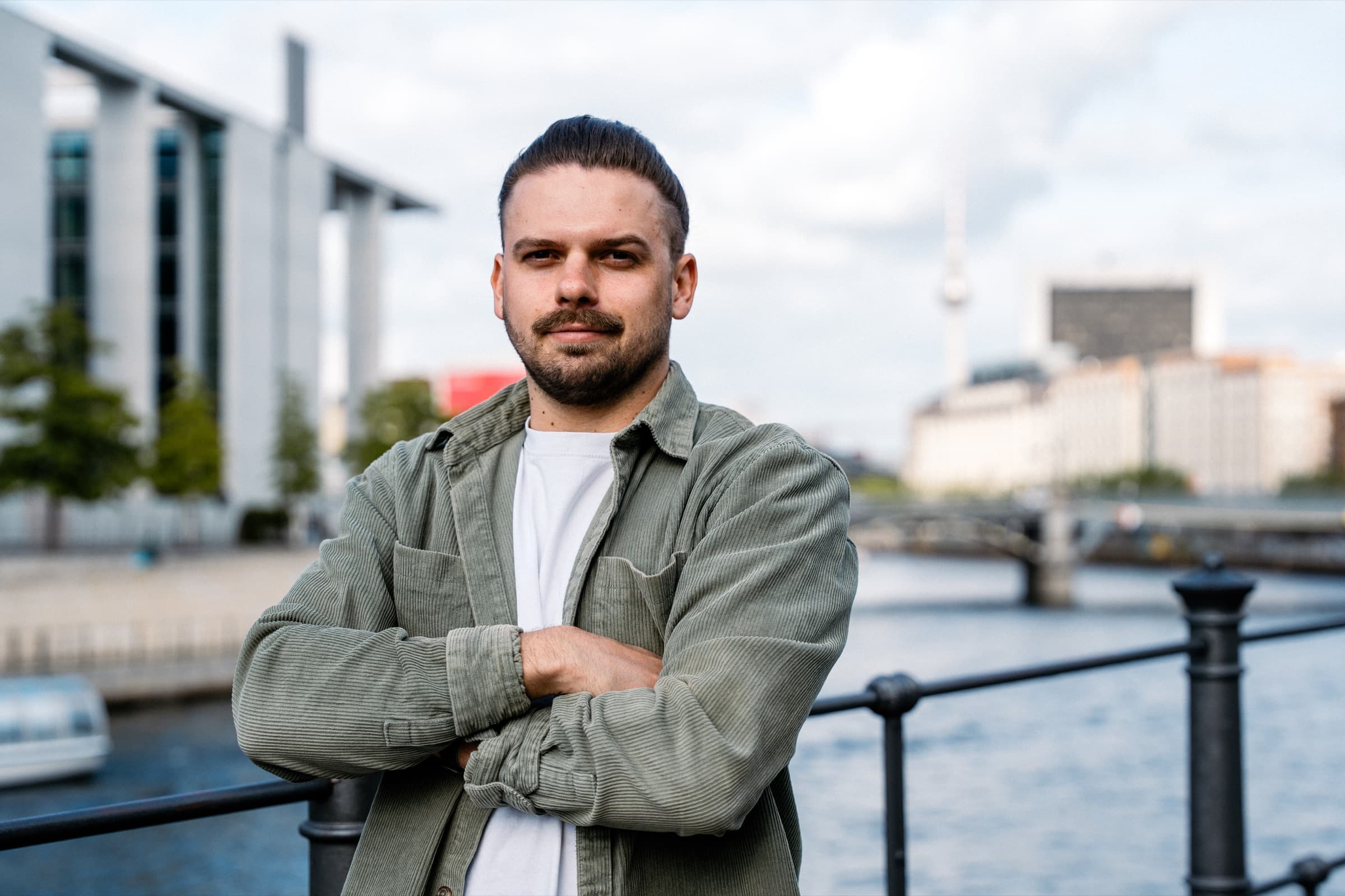 Nahes Businessporträt von Phil Radtke am Wasser
