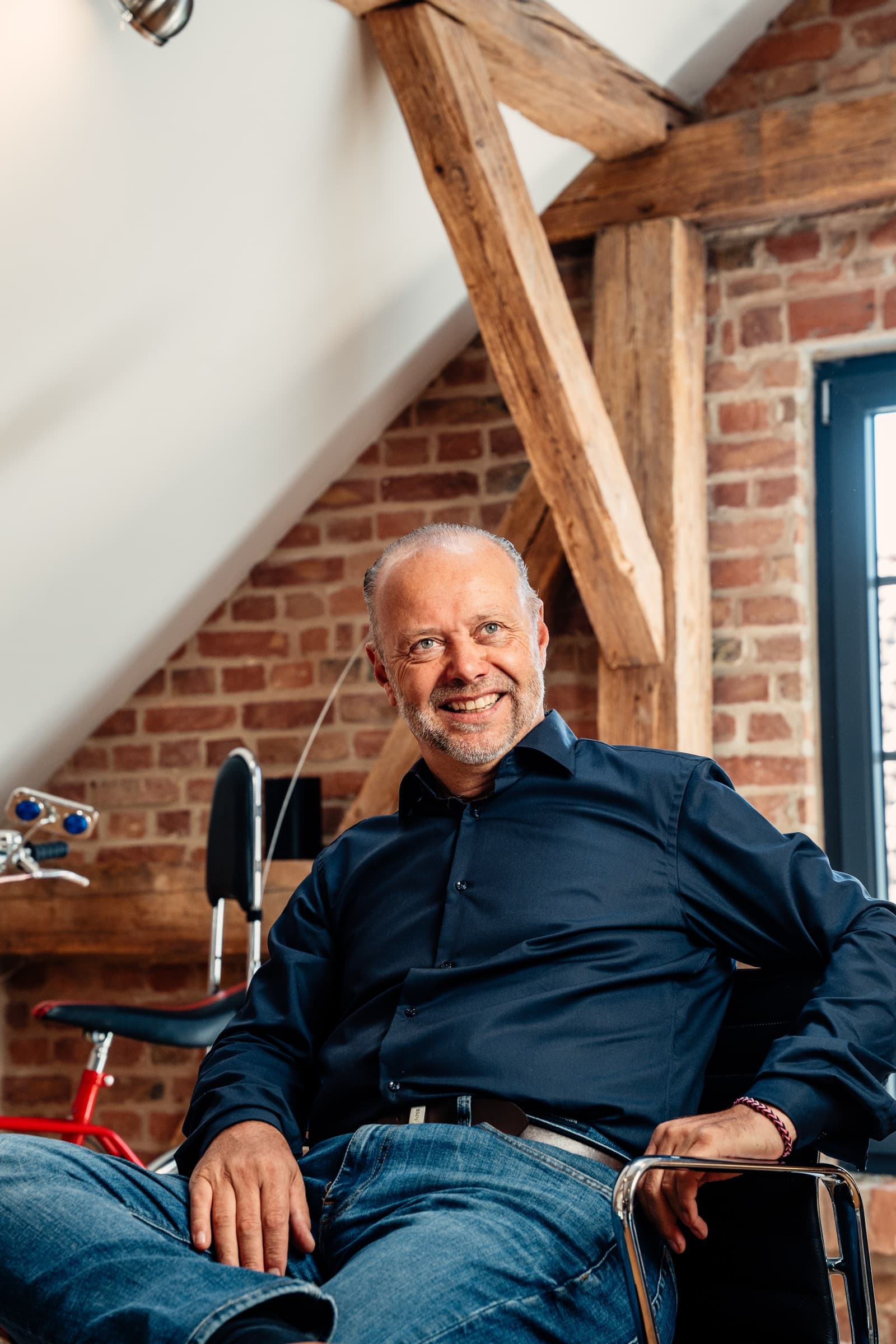 Businessporträt eines Teammitglieds im Sitzen